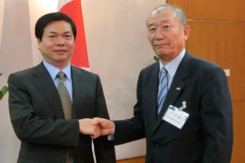 ベトナム訪問団_ホアン商工大臣（左）と中垣団長