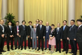 チャン・ダイ・クアン国家主席（写真中央）を囲んで