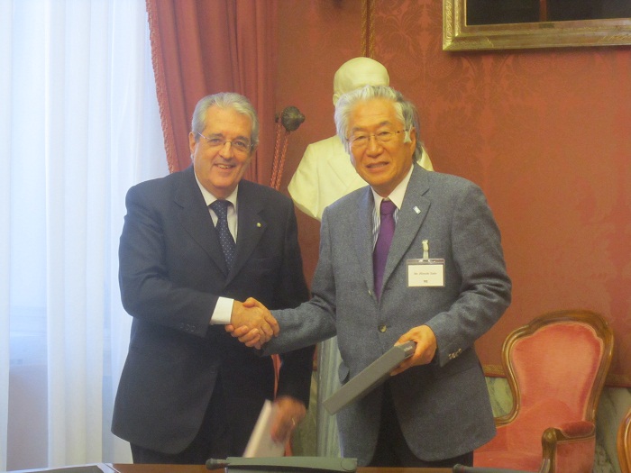サッコマンニ・イタリア銀行副総裁（左）と齋藤団長