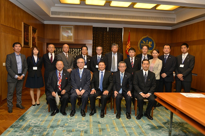 アルタンホヤグ首相（前列中央）表敬訪問