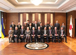 リトヴィン・ウクライナ最高会議議長を囲んで記念写真を撮影