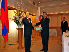 田中宏クレハ取締役会長(左)とチュンマリー・ラオス国家主席(右)
