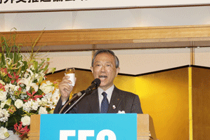 FEC役員を代表して祝辞と乾杯の発声を行う笹森清元連合会長