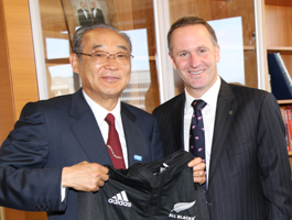 生田正治団長(左)とキー・ニュージーランド首相