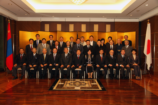 閉会後のエルベグドルジ・モンゴル大統領を囲んでFEC役員・会員らとの団体記念写真