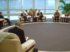 深圳人民政府の市民センターで陳副市長を会談