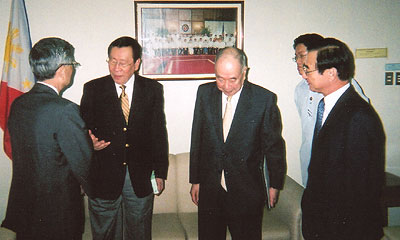 ロムロ比外相（左から2人目）とあいさつの稲森団長（その右）、同席の山崎隆一郎駐比日本大使（右端）＝フィリピン外務省