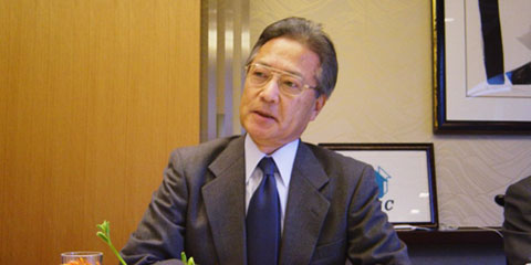 東京全日空ホテルにて、講演する時野谷元駐タイ大使