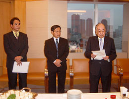 開会に際してあいさつの稲森団長(右)とリドゥワン在日インドネシア大使館参事官(中央)、シギット同大使館二等書記官(左)
