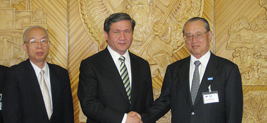 エンフバヤル大統領と会談を終えた松澤団長（右）