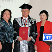 モンゴルで最大の私立大学のオトゴンテンゲル大学での名誉博士号授与式