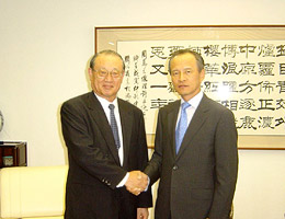 崔大使と握手の松澤副会長(左)