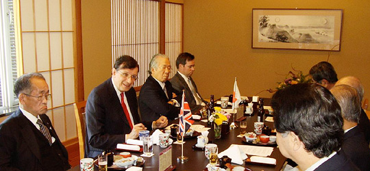あいさつするウォレン駐日英国大使(左から2人目)、藤田日欧文化経済委員長ら(右側)