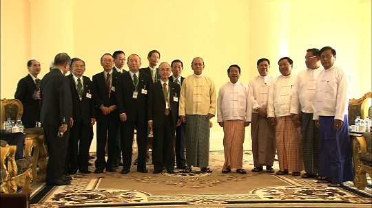 テイン・セイン大統領（中央）及びミャンマー政府閣僚と第14次FECアセアン訪問団団員一行