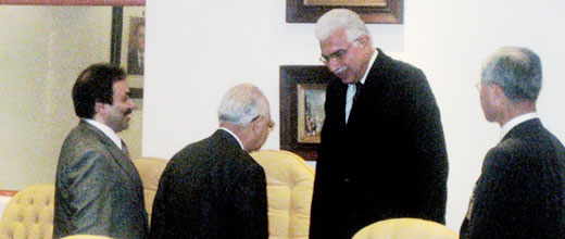 エジプト首相との会談を前にあいさつする藤田団長（左から2人目）、三好副団長（右端）