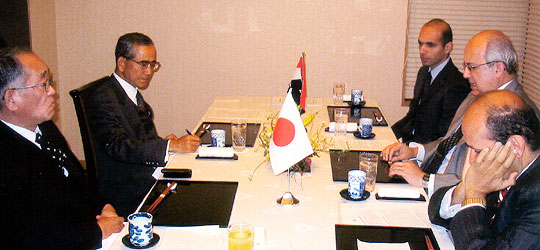 セラゲルディン館長（右の中央）、その右はバドル大使＝東京全日空ホテル3階「雲海」