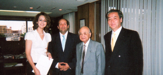 ダリヤ・ハムダ氏に寄付金目録を贈呈の藤田弘道FEC副会長(右から2人目)その左がバドル大使＝在日エジプト大使館