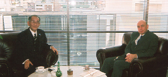 面談する埴岡副理事長とアタジャンル駐日トルコ大使
