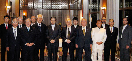 前列の左から4人目がアラグチ駐日イラン大使、その右は片倉日中東委員長代行＝大使公邸