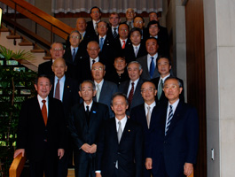 国政懇を終えての江田五月参議院議長(下段中央)とご出席者との記念写真