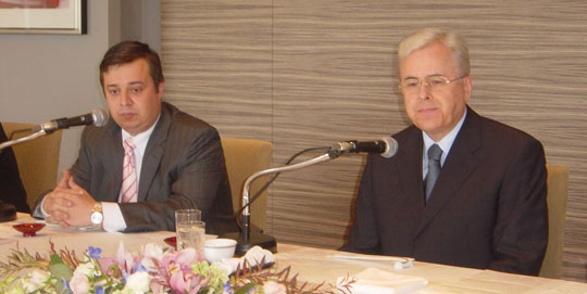 東京全日空ホテルにて、左がロシュコフ大使