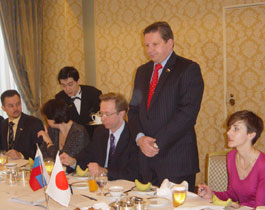 立ってあいさつのロシア青年議連会長のネフョードフ下院議員とその左はガルージン駐日ロシア代理大使