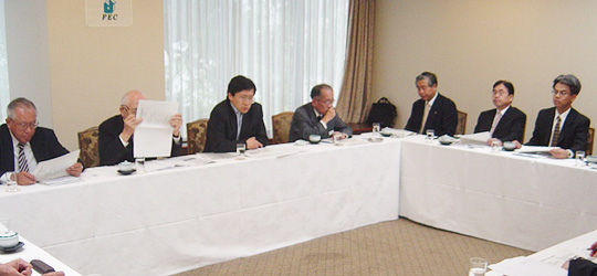 詳しい説明を行なう武藤顕外務省ロシア課長（左から3人目）