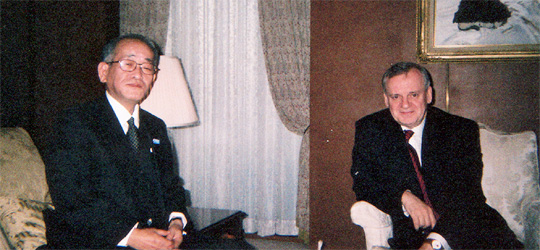 ベールイ駐日ロシア大使(右)と会談の埴岡副理事長＝大使応接室で