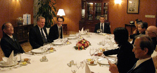 左から2人目がベールィ駐日ロシア大使、テーブルの端はオヴェチコ公使（駐日ロシア連邦大使公邸）