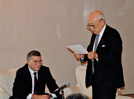主催者あいさつの内藤明人日露委員長とオヴェチコ駐日代理大使(左)