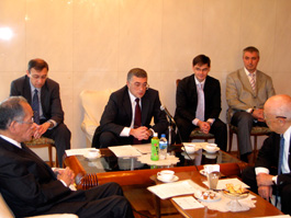 あいさつするオヴェチコ駐日ロシア公使と内藤委員長（右端）