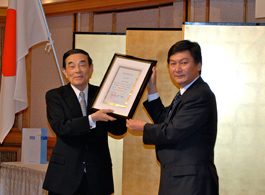 ジグジット大使から金川会長(左)に勲章・勲記の伝達