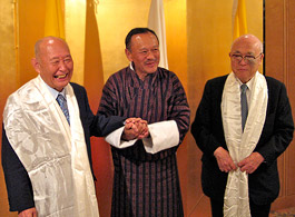 ティンレイ首相(中央)から内藤明人FEC副会長(右)と藤井裕久衆議院議員に記念品等が贈られた