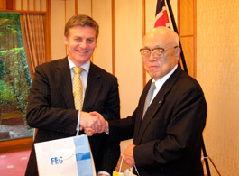 記念品を交換する内藤明人FEC副会長とビル・イングリッシュNZ副首相・財務大臣（左）