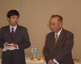 主催者を代表しあいさつの武藤高義日越委員長(右)