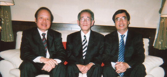 ビン・ベトナム外務次官(右)、埴岡副理事長、カップ駐日大使(左)