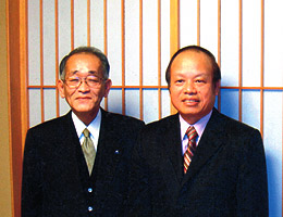(2)カップ駐日大使(右)と埴岡副理事長(左)