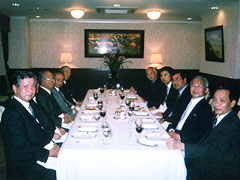 ビン大使主催夕食会 右が大使ら大使館幹部　左がFEC日越委員会役員