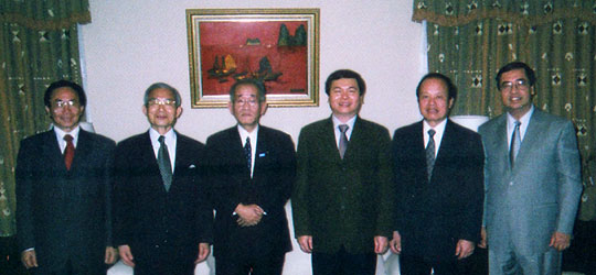 埴岡副理事長がホアン商工相（右から3人目）との会談を終えての記念撮影＝在日ベトナム大使館