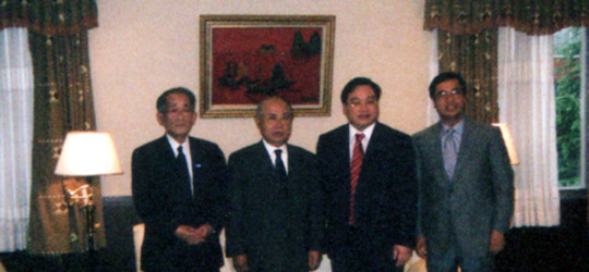 ハイ・ベトナム副首相(右から2人目)、その右はビン駐日ベトナム大使、岩下日越委員長(左から2人目)と埴岡理事長＝在日ベトナム大使館