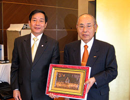ハン委員長から記念品を贈呈された岩下FEC日越委員長(左)