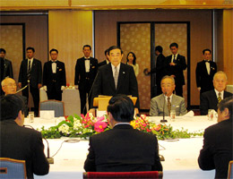 マイン・ベトナム書記長を迎えての歓迎午餐会で主催者あいさつの金川千尋FEC会長