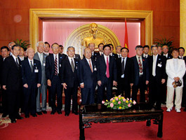 ヴィエット党政治局員を囲んでの記念写真