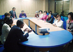 カイロ市内の全国婦人協議会にハッサン事務総長を訪問