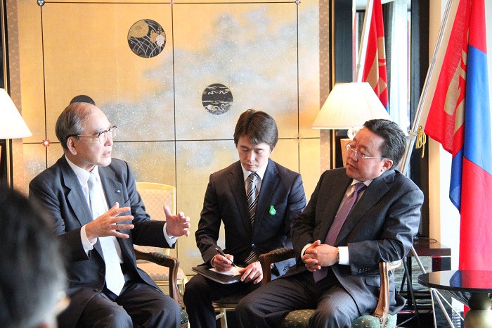 伊藤直彦日本モンゴル文化経済委員会委員長とエルベグドルジ大統領