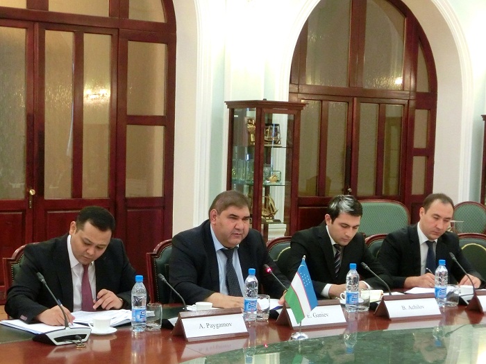 ガニエフ・ウズベキスタン対外経済大臣（右から３人目）