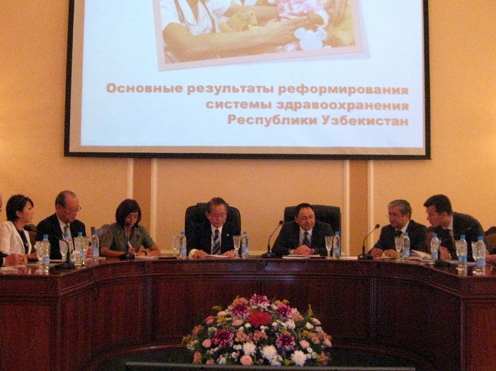 イクラモフ・ウズベキスタン副首相（右から３人目）とアリモフ・ウズベキスタン保健大臣（同２人目）