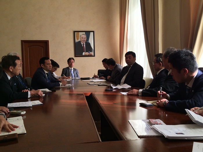 エシンベコフ・カザフスタン商工会議所会頭（右から4人目）