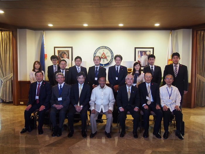 ビナイ･フィリピン副大統領と訪問団一行