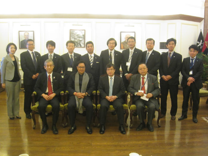 リジジュ内務閣外大臣（前列左から2番目）との集合写真